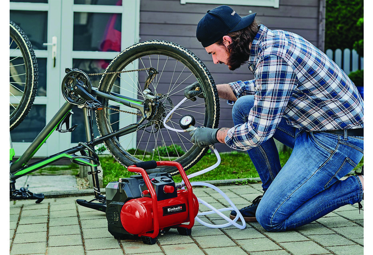 Απεικονίζεται ο αεροσυμπιεστής να φουσκώνει λάστιχο ποδηλάτου.